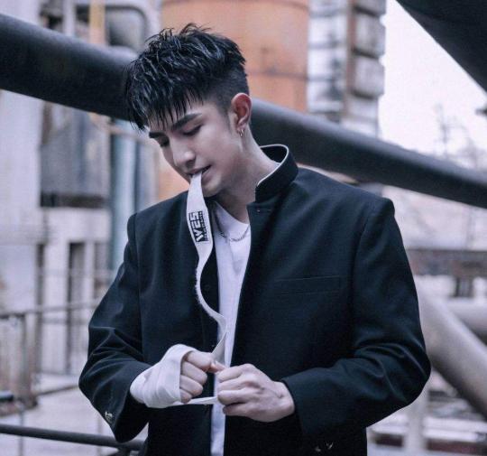 金瀚家庭背景强大,但是十分低调,被称为“男版韩雪”