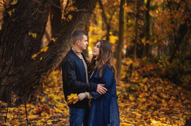 女人对你一往情深,便会给你三个信号