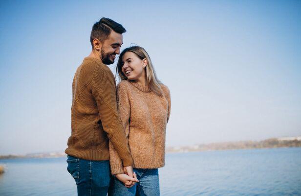 女人对你一往情深,便会给你三个信号