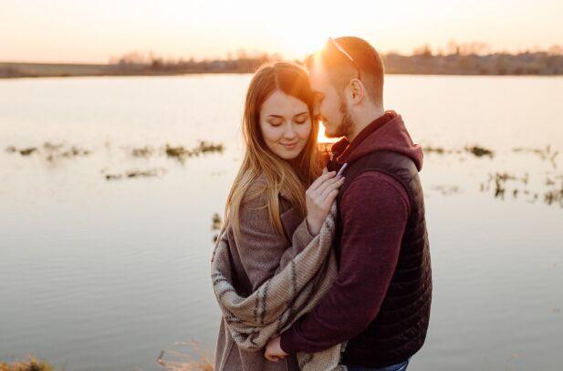 女人对你一往情深,便会给你三个信号