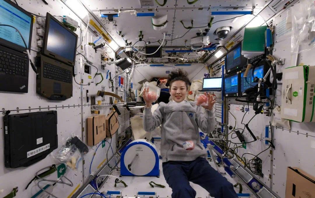 航天女神王亚平晒美照,比8年前更年轻,但空间站没有以前整洁了
