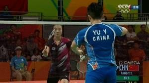 内讧?羽毛球队这次输球又输人!于洋镜头前与教练争执+怒摔毛巾
