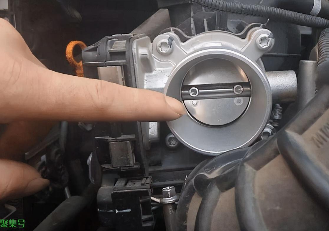 汽车节气门在哪里图解(汽车节气门在哪里怎样清洗)