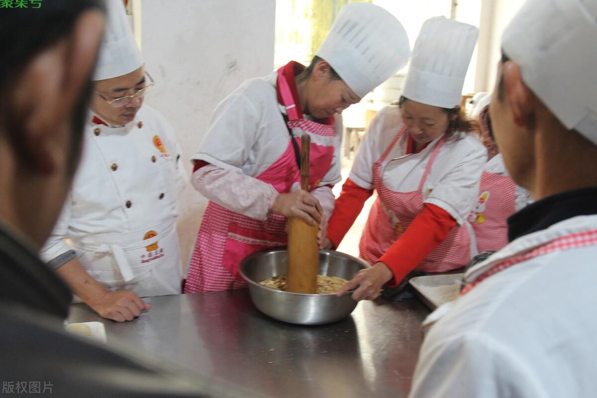  关于举办三八妇女节活动的方案(三八妇女节活动实施方案)