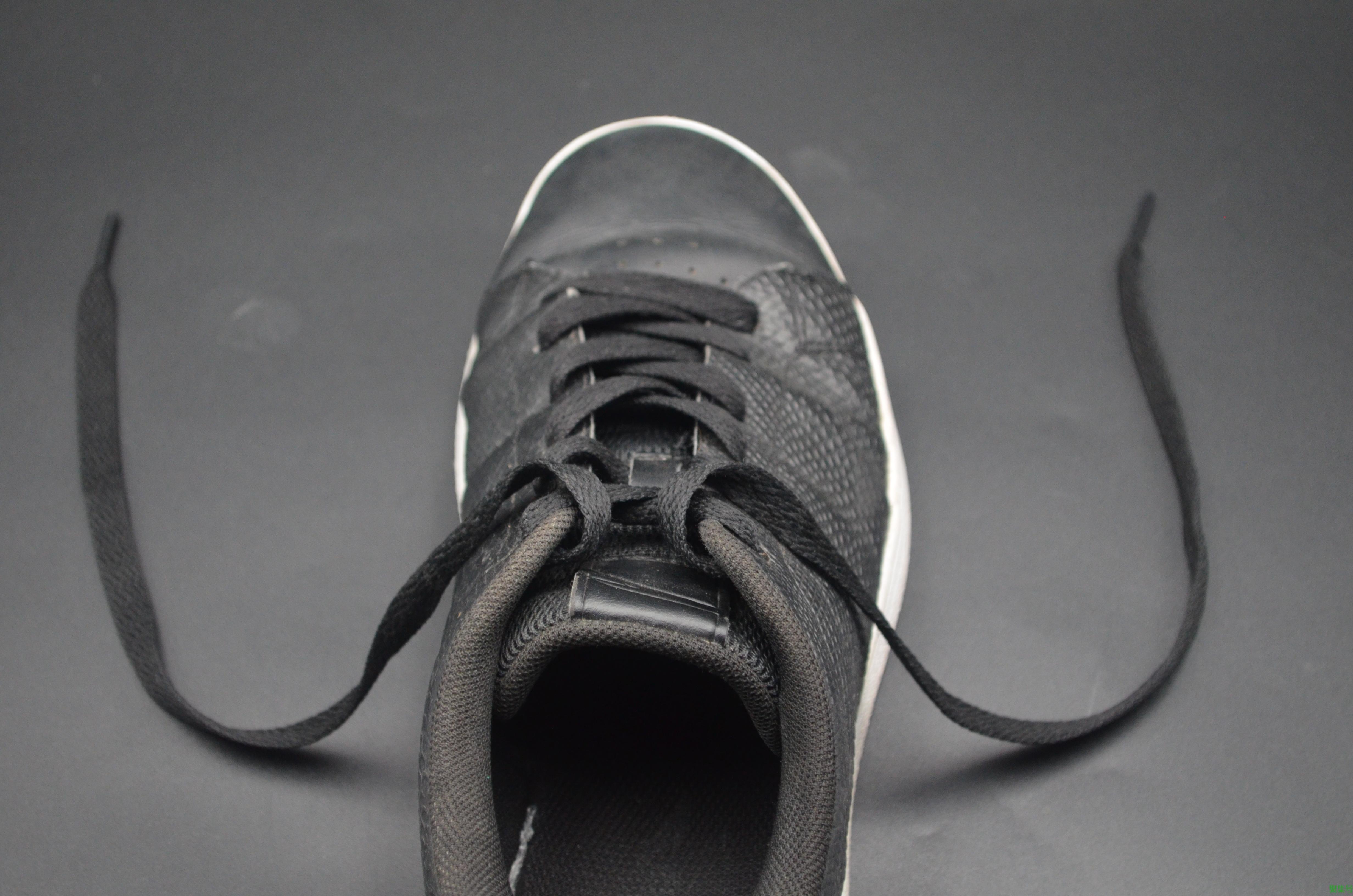 鞋带蝴蝶结的打法(简单蝴蝶结鞋带系法)