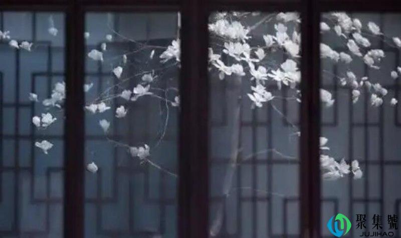 早上临窗无踪景什么意思-