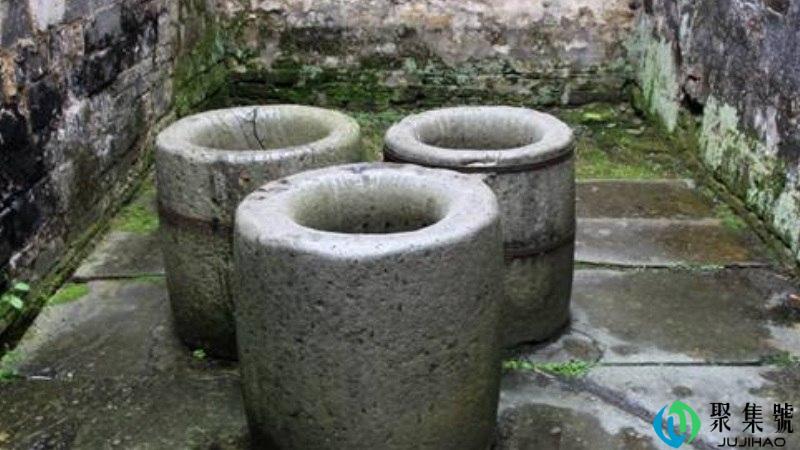 一人不进庙,二人不看井什么意思