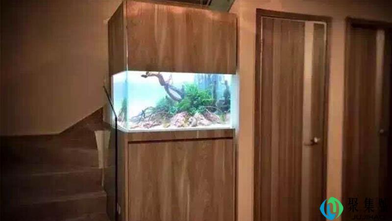 鱼缸水泵晚上可以关吗