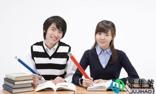 一个男生经常看你什么意思