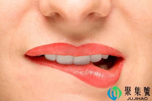 咬嘴唇的心理暗示