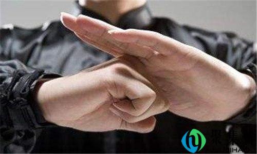 抱拳左手在上和右手在上的区别