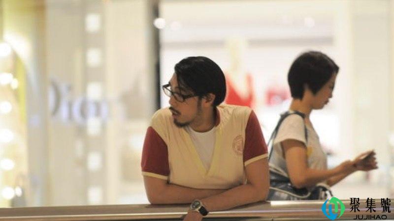 东张西望的反义词