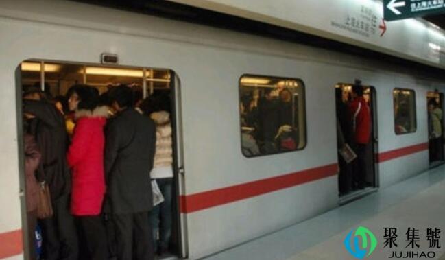 地铁门夹到人会弹开吗