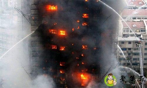 发生火灾时能开门窗吗