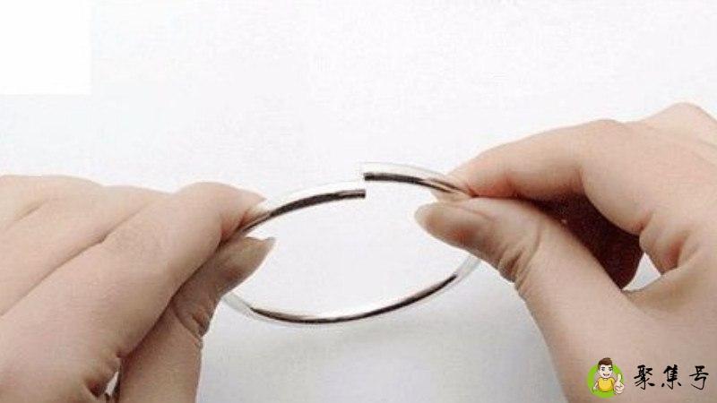 开口手镯的正确戴法