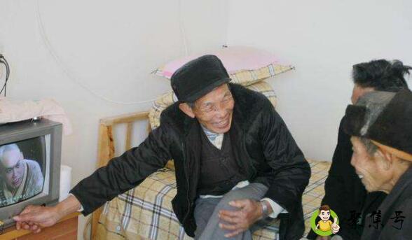 六十不留饭七十不留宿是什么意思