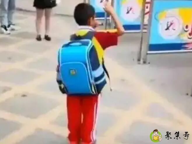 我兄弟背着蓝书包什么梗