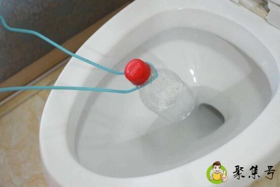 小塑料瓶卡马桶里了咋办