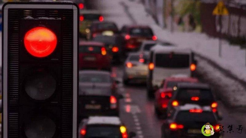 闯红灯停半中间有事吗