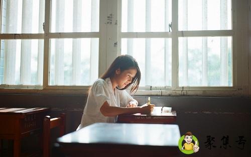 穿校服咋显腿长