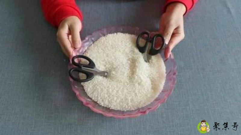 剪刀放进大米里面有什么作用