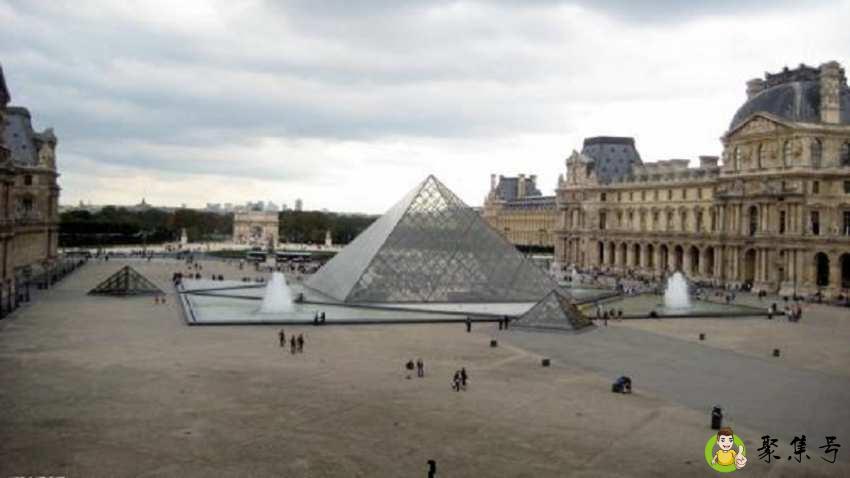 卢浮宫前的广场叫什么