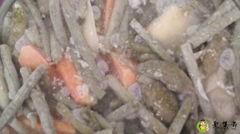 泡菜上面有一层白膜是什么