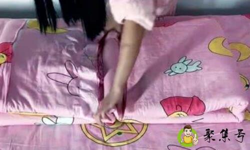 防止宝宝踢被子叠被法