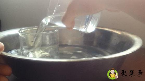 杯子倒立不漏水原理