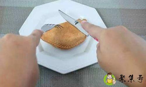 西餐刀叉拿法左叉右刀是吗