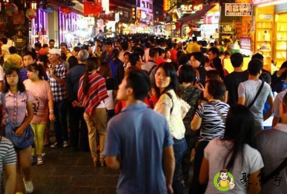 热闹的近义词是什么