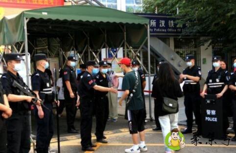 刑警在我店门口拍照是什么意思