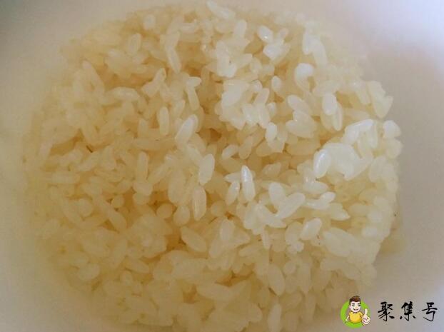 详细阅读:糯米饭水和米的比例 糯米饭水和米的比例