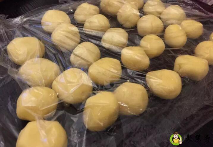 蛋黄酥的油皮可以提前一晚上做好吗-