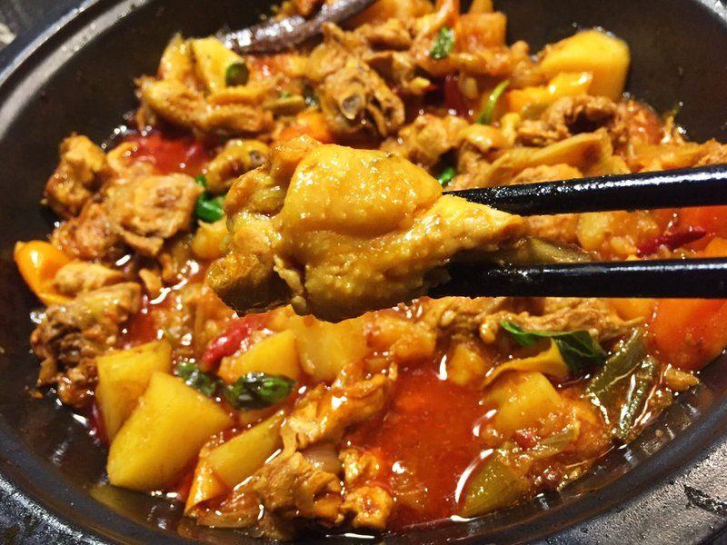 新疆大盘鸡好吃,但是很贵!土豆加鸡块凭啥卖七八十?