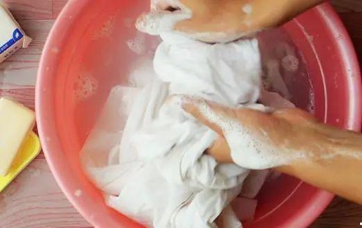 白色衣服总是发黄、洗不干净?试试用家里这4样东西,洗完比新的还白
