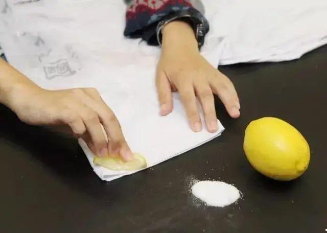 白色衣服总是发黄、洗不干净?试试用家里这4样东西,洗完比新的还白