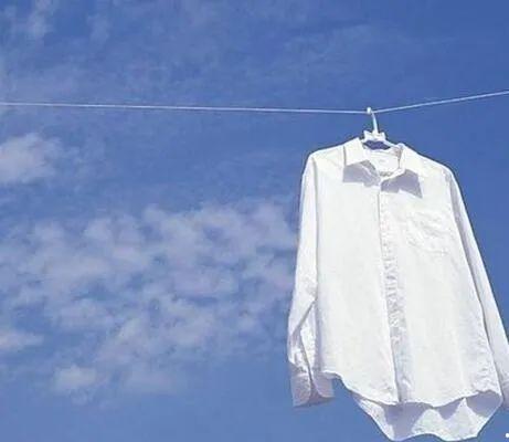 白色衣服总是发黄、洗不干净?试试用家里这4样东西,洗完比新的还白