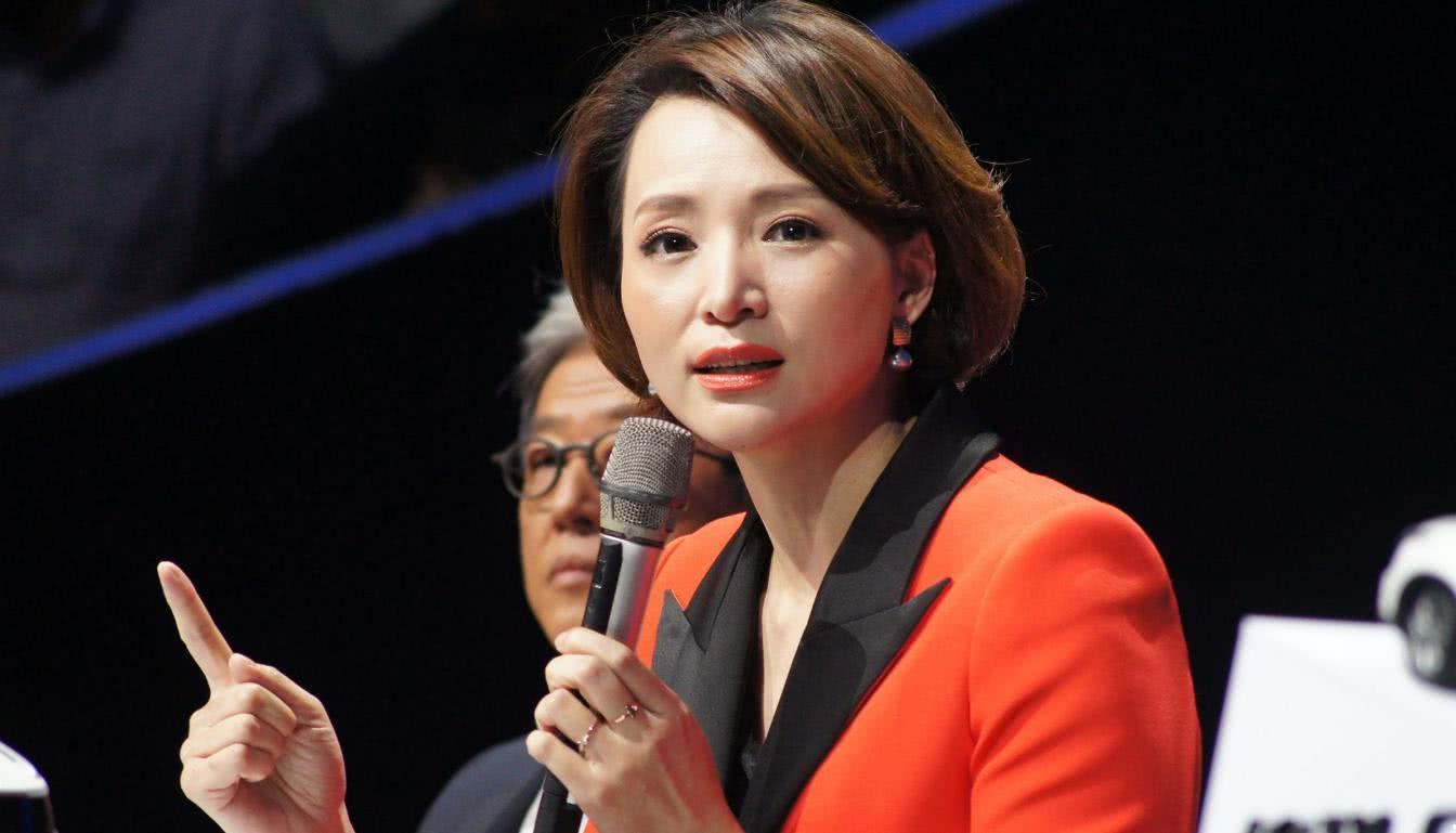 董卿是如何把自己毁掉的?借赴美求学为由谋私,如今原形毕露