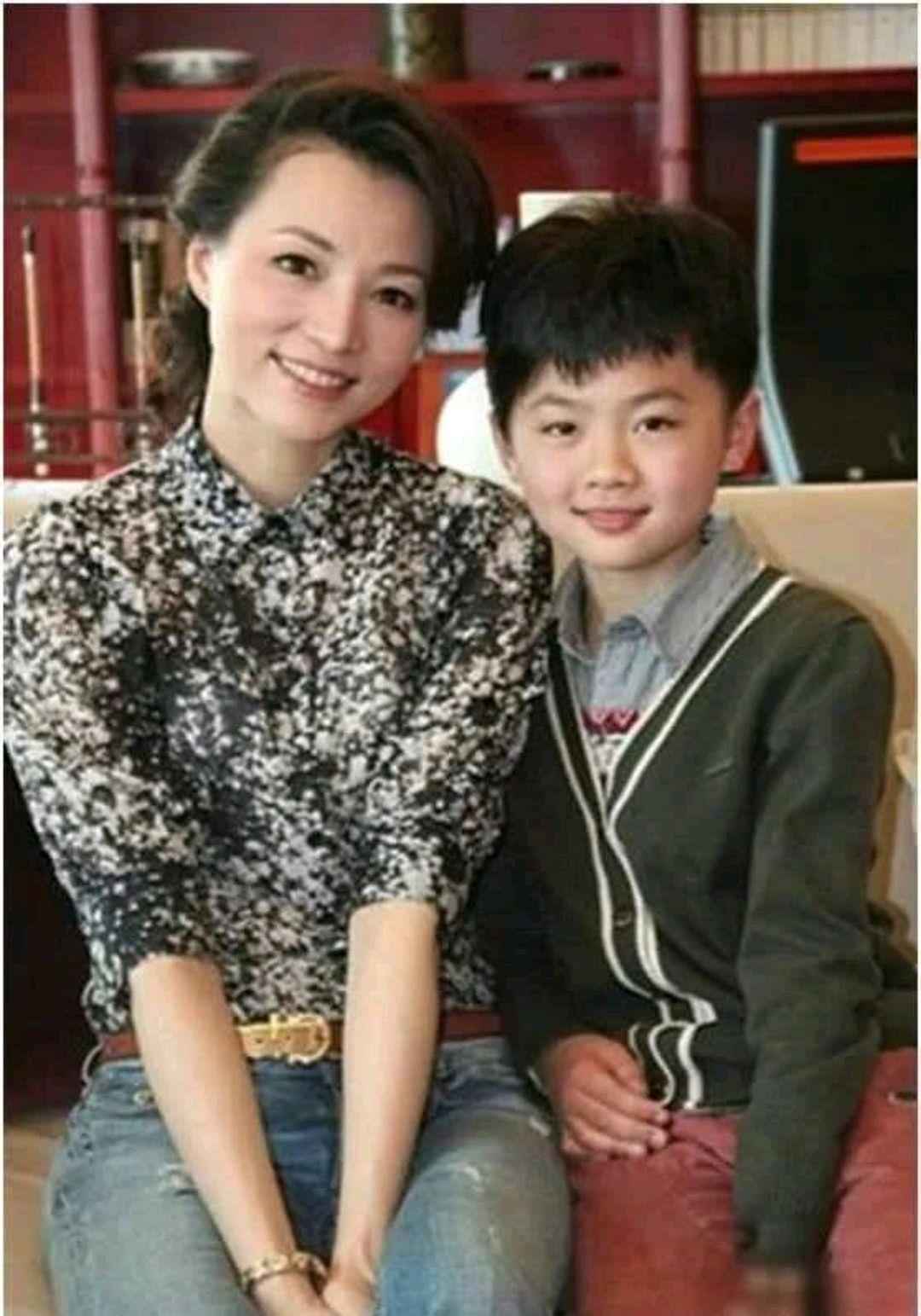 董卿是如何把自己毁掉的?借赴美求学为由谋私,如今原形毕露